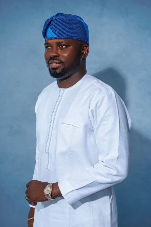 Kaftan White-Blue Cap Yoruba Style - Image 3